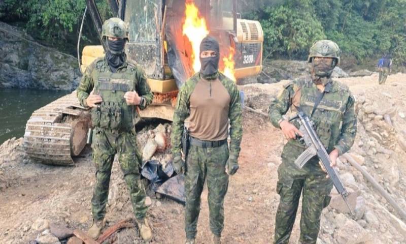 Durante el operativo se destruyó una excavadora / Foto: cortesía Ejército ecuatoriano