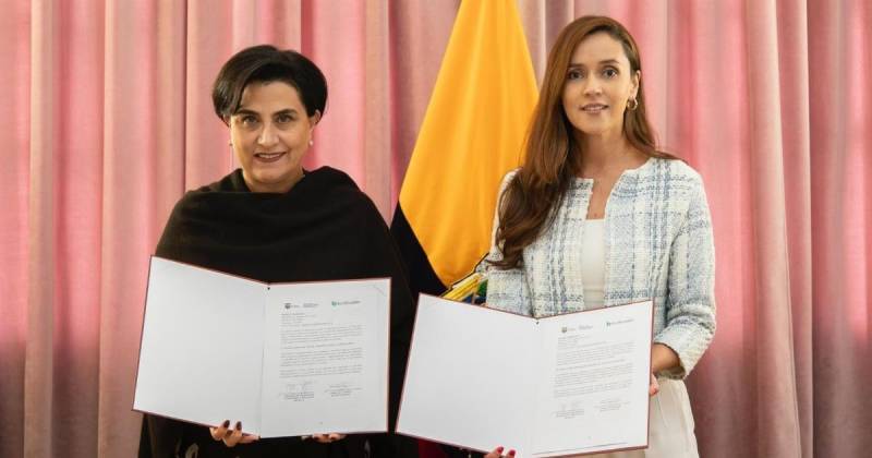 La canciller Gabriela Sommerfeld y la gerente general de BanEcuador, Viviana Rodríguez, firmaron el convenio / Foto: cortesía