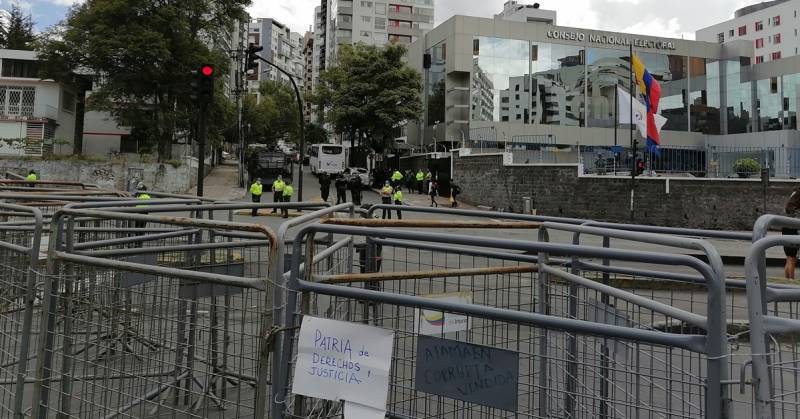 El correísmo llegó la noche del miércoles hasta las instalaciones del CNE en Quito para presentar una impugnación a más de 15.000 actas con supuestas irregularidades/ Foto: cortesía EFE