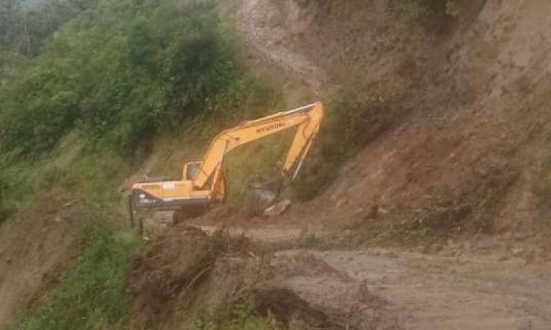Trabajos. Maquinaria de Obras Públicas y de los municipios están en la zona. Foto: La Hora