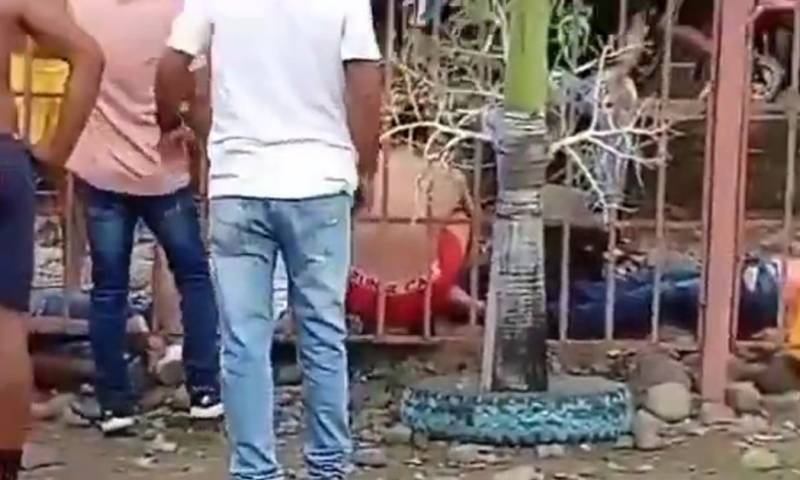 En redes sociales circuló un video en el que se aprecia los cuerpos tendidos en el piso / Foto: cortesía