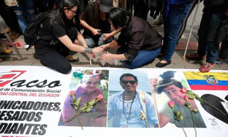 Familiares y amigos protestan hoy, viernes 13 de abril de 2018, tras confirmarse el asesinato del equipo periodístico del diario El Comercio secuestrado el pasado 26 de marzo en la frontera con Colombia, en Quito (Ecuador). "Estamos de luto", dijo el gobernante ecuatoriano, Lenín Moreno, al confirmar el asesinado del periodista Javier Ortega (36 años), del fotógrafo Paúl Rivas (45 años) y del conductor Efraín Segarra (60 años). Foto: La República