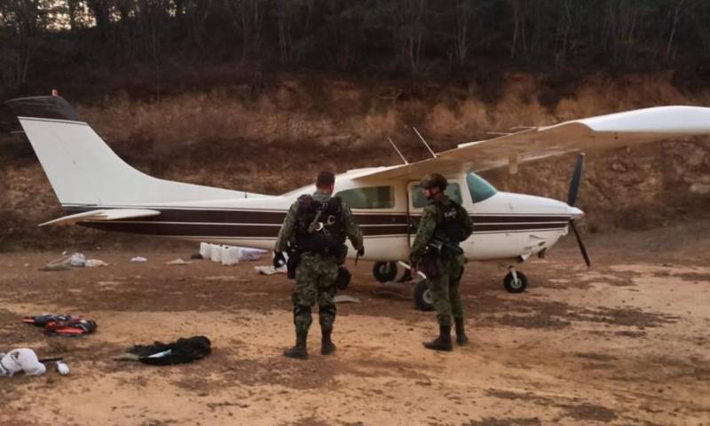 Fue detenido el piloto de la "narcoavioneta", de nacionalidad mexicana, y se decomisaron tres vehículos que estaban en el lugar / Foto: cortesía