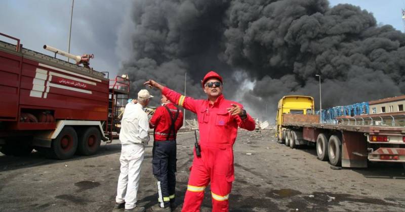 La explosión causó un incendio que horas más tarde seguía sin ser controlado por los bomberos / Foto: EFE
