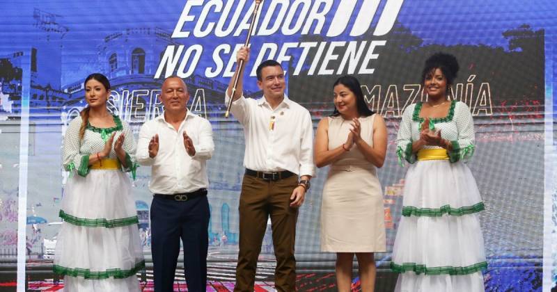El presidente Daniel Noboa recibió el Bastón de Mando y Servicio en Machala / Foto: cortesía Presidencia