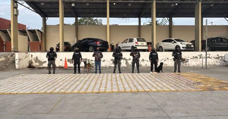 En el marco del operativo 'Ares 32', la UIPA halló 56 sacos de yute con droga ocultos en el contenedor / Foto: cortesía Policía Nacional