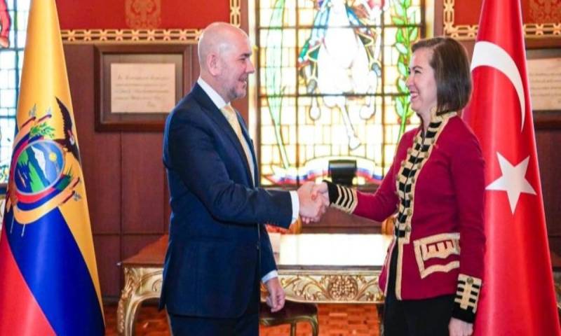 La firma del convenio se realizó en Quito / Foto: cortesía Ministerio de Defensa