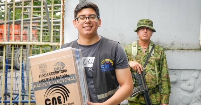 Los paquetes electorales se reparten con resguardo militar / Foto: cortesía CNE