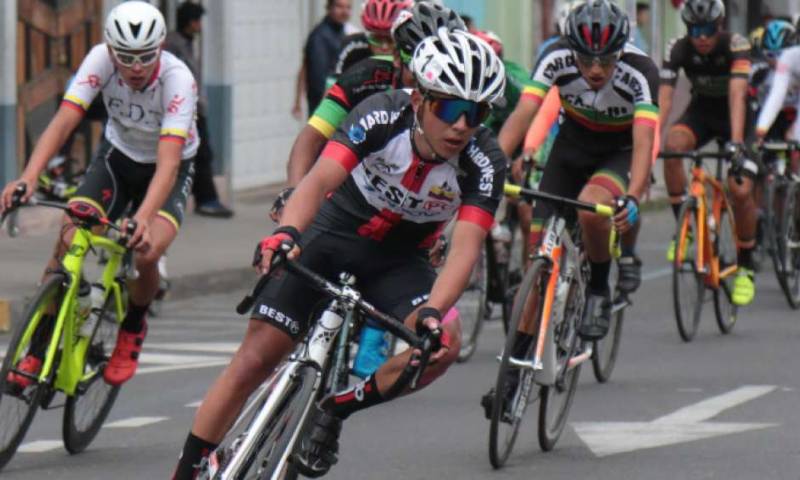 Bryan Hernández, junto al resto de sus compañeros del Team Best PC de las categorías juvenil y prejuvenil, se preparan para competir en la Vuelta a Nariño-Colombia.