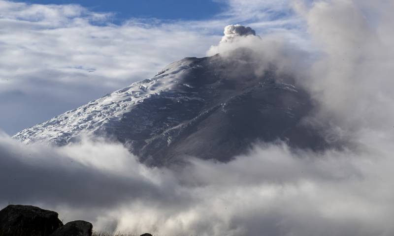 "No es la primera vez que se observa este 'brillo' en el Cotopaxi, fenómenos similares ya se habían registrado durante el proceso eruptivo de 2015" / Foto: EFE