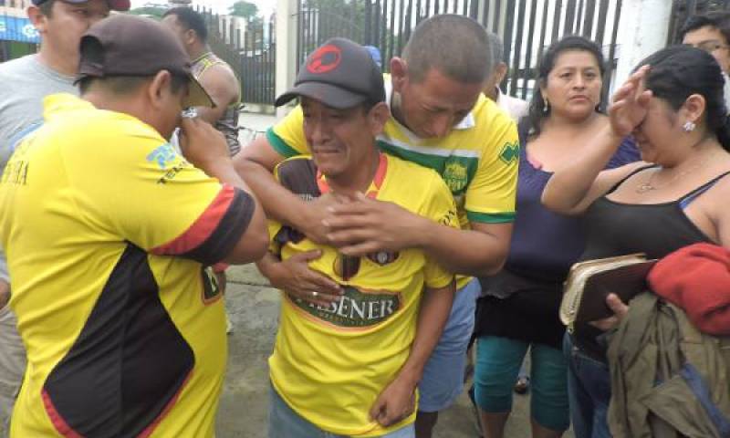Familiares de Marcos Burgos Quimís mostraron desconsuelo por la muerte del hombre, el cual en Guayaquil se tomó selfies dentro y fuera del bus que luego se accidentó. Burgos fue uno de los trece fallecidos del suceso. Foto: El Universo
