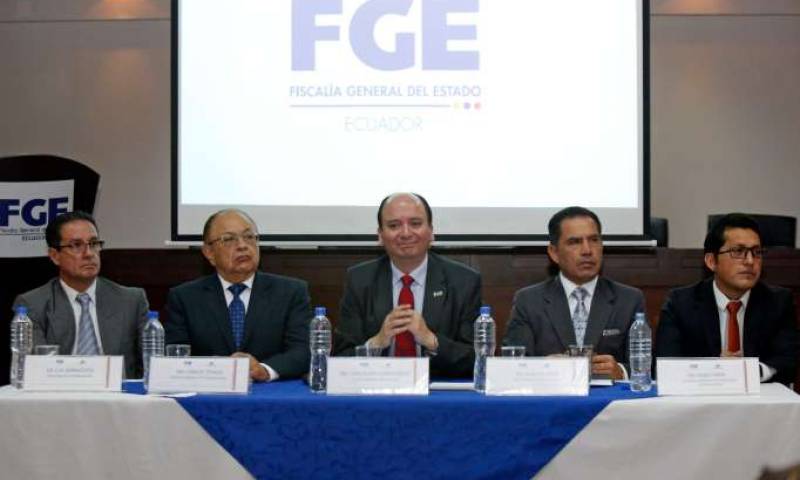 En la rueda de prensa, Baca Mancheno estuvo acompañado por el Gerente de Petroecuador. Foto: La Hora