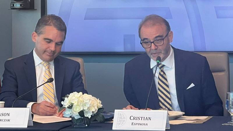 Cristian Espinosa (der.) es el embajador de Ecuador en Estados Unidos / Foto: cortesía Cristian Espinosa