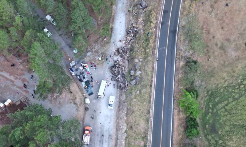 Fotografía aérea cedida hoy por Noticias Chiricanas del autóbus que cayó de un precipicio la madrugada de este miércoles en el área de Gualaca, en el occidente de Panamá / Foto: EFE