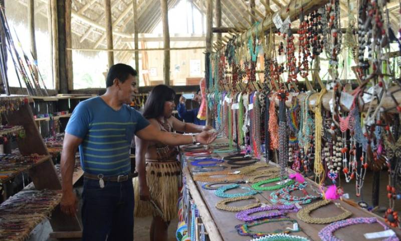 Manuel Anchundia es oriundo de Manabí y aprendió sobre las artesanías que realizan las féminas. Foto: Expreso