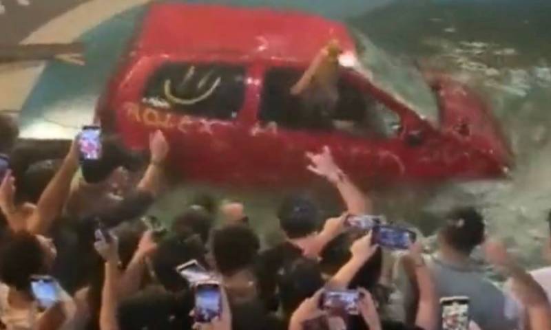 ¿Cuál es la historia del Twingo en la piscina de Macas? / Fuente: Cortesía