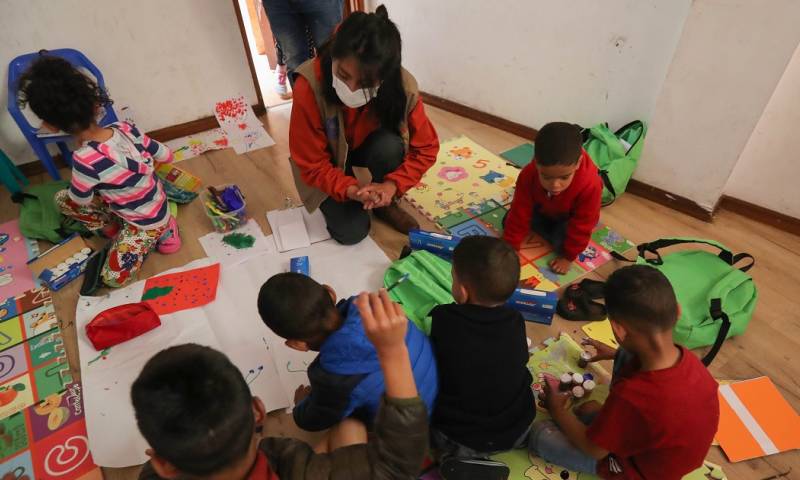 El estudio reveló que el 35,9 por ciento de hogares encuestados consideraron difícil matricular a los niños migrantes / Foto: EFE