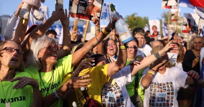 Entre lágrimas, gritos y aplausos una multitud que rodea el Sheba celebró la llegada de la aeronave / Foto: EFE