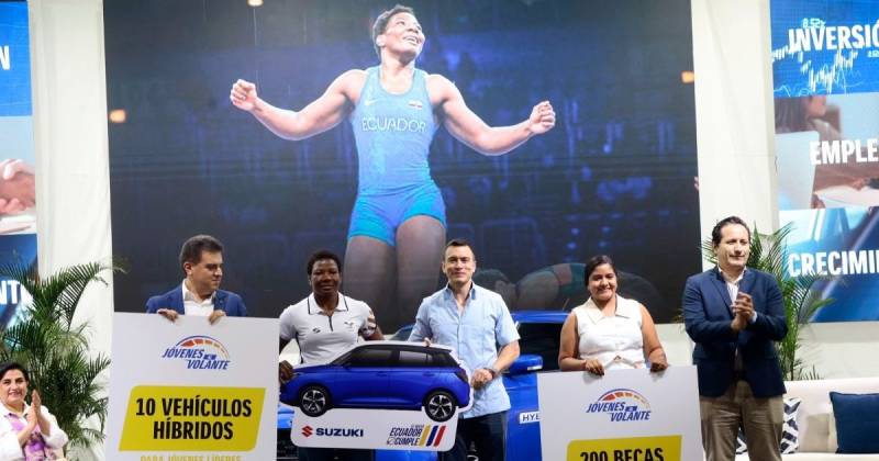 Reasco dijo que los vehículos entregados eran una motivación a los deportistas / Foto: cortesía Ministerio de Producción