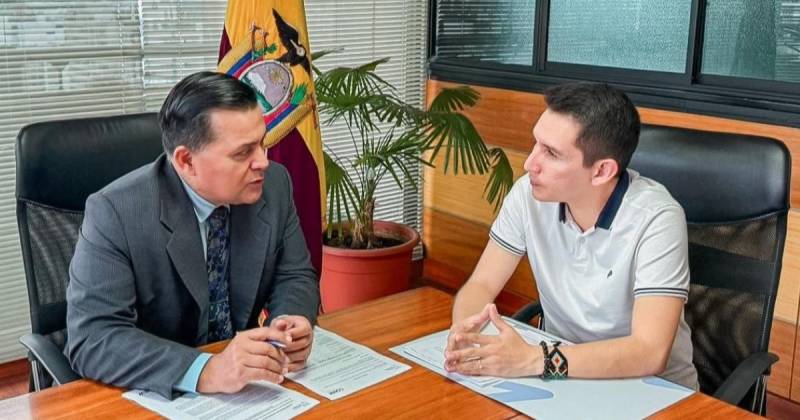 MTOP y la Prefectura de Pastaza firmaron el convenio / Foto: cortesía Gobernación de Pastaza