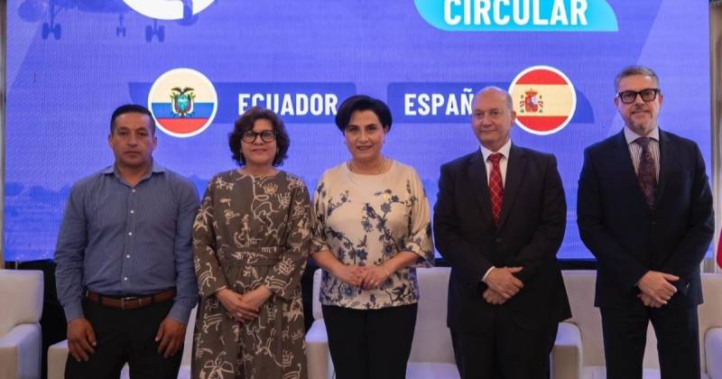 La canciller Gabriela Sommerfeld (centro) presidió el acto / Foto: cortesía Cancillería 