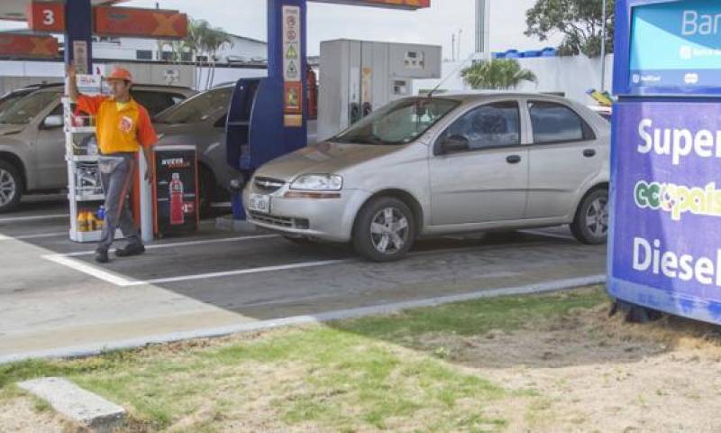 En este mes de mayo, en las terminales de despacho, el galón de súper costará USD 2,31. Foto: EL COMERCIO