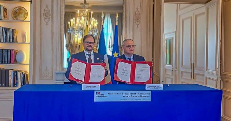 Reimberg destacó la firma del documento junto a François-Noël Buffet, ministro del Interior de Francia / Foto: cortesía Ministerio del Interior