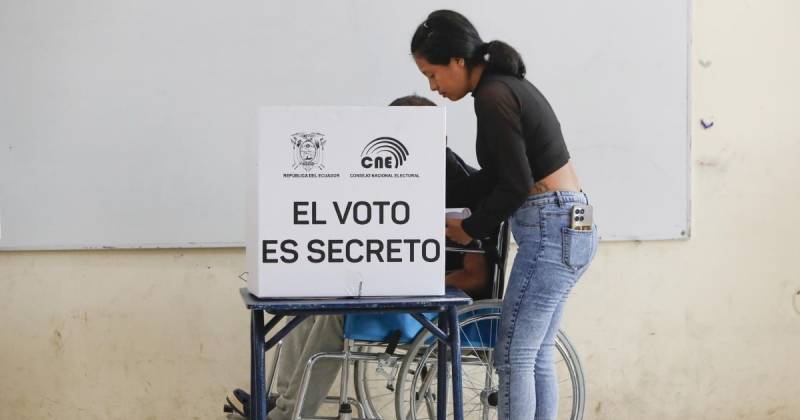 El CNE prohibió a los ciudadanos votar con el celular en la mano / Foto: EFE