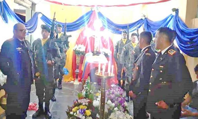Luto. Los compañeros de Brayan Chuncho Aguilar le rindieron honores fúnebres de rigor. Foto: La Hora