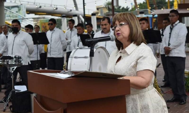 La escultura del tenista, en pose deportista y con la raqueta en mano, se descubrió en un pequeño parque aledaño al "Guayaquil Tenis Club" / Foto: cortesía