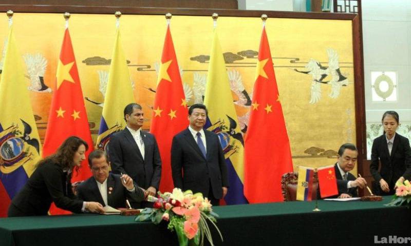 El presidente Rafael Correa, su homólogo chino chino, Xi Jinping y el gabinete ministerial de ambos países, firmaron 9 acuerdos de cooperación en materia de ciencia, educación y supresión de visas para pasaportes ordinarios para ambos países. Foto: Presidencia de la República