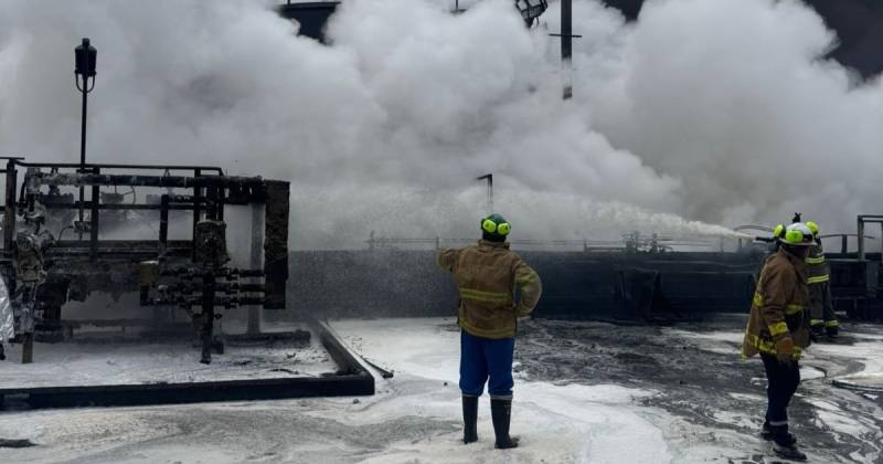 Las llamas provocaron una explosión de grandes dimensiones y una gran columna de humo negro / Foto: cortesía Petroecuador