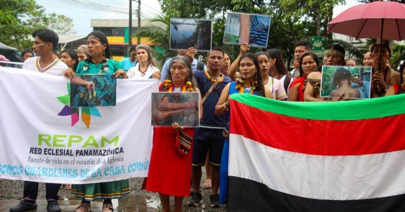 Exhibieron fotografías de presuntas afectaciones aparecidas en la piel de sus habitantes por el aparente contacto con agentes contaminantes / Foto: EFE