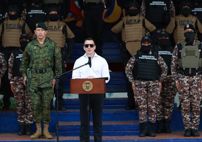 Chalecos y uniformes fueron entregados al personal del SNAI./ Foto: cortesía Presidencia