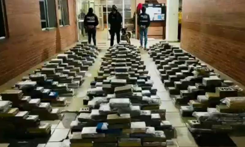 La droga fue encontrada al inspeccionar un tráiler en una comunidad de la provincia de Guayas / Foto: cortesía Policía Nacional