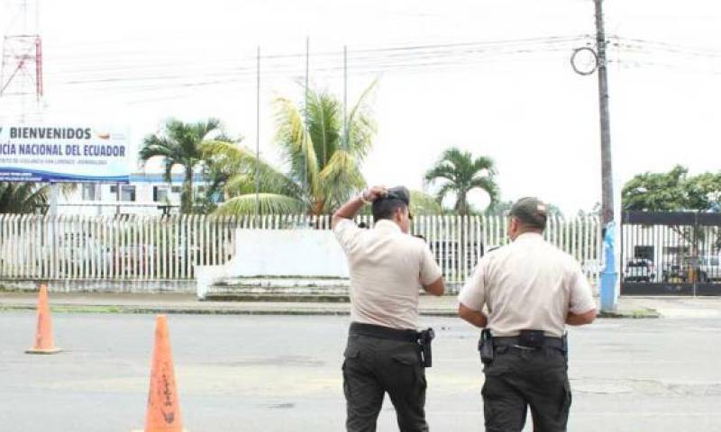 Tras el atentado terrorista en San Lorenzo, agentes custodiaban el cuartel policial. Foto: El Comercio