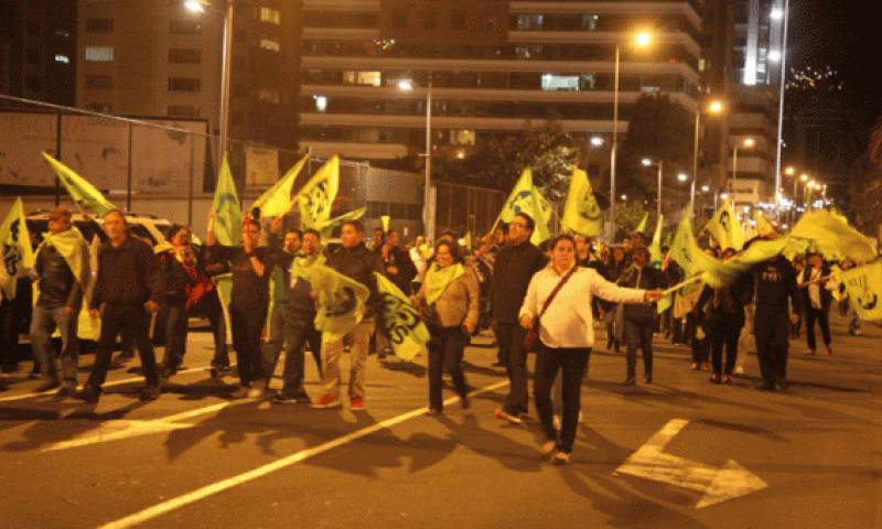 Los simpatizantes de Alianza País se reunieron frente a la sede del CNE, en Quito. Foto: EL COMERCIO