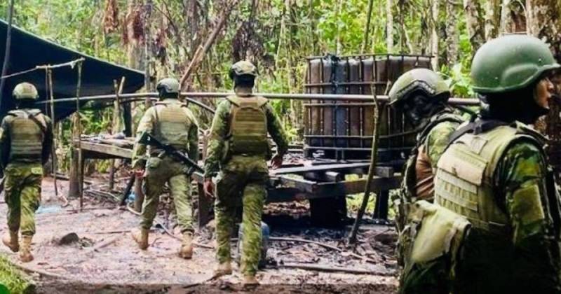 Los soldados encontraron tanques cisterna utilizados para destilar petróleo y producir gasolina blanca / Foto: cortesía Fuerzas Armadas