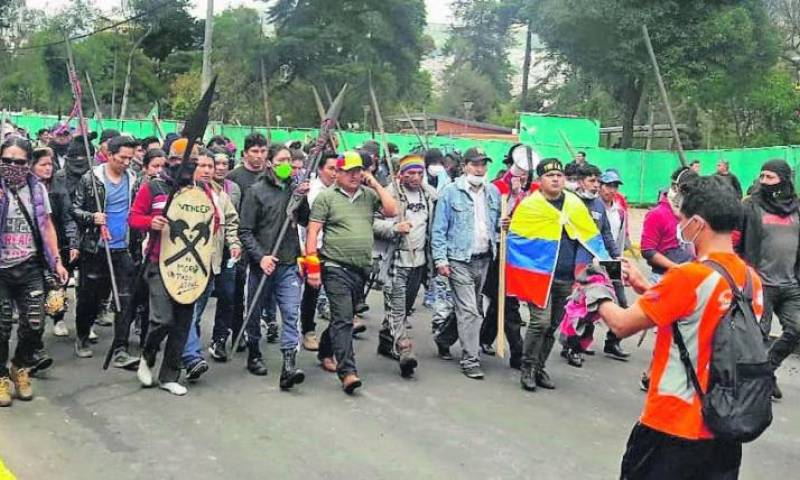 El presidente de la Conaie, Jaime Vargas (c), estuvo al frente de la marcha que se dio en las calles de Quito cuando llegaron los indígenas amazónicos. En la gráfica se le ve hablando por teléfono, custodiado por su guardia y por varios indígenas Arutam con sus lanzas. Foto: Expreso