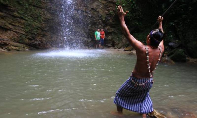 Ceremonias bajo las cascadas de Kintia Panki. En la creencia shuar, el agua es la representación de la fuerza del dios Arutam. Foto: El Comercio