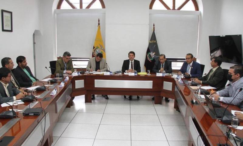 El ministro de Gobierno se reunió con representantes del Consorcio de Municipios Amazónicos y Galápagos (COMAGA). / Foto: Cortesía ministerio de Gobierno