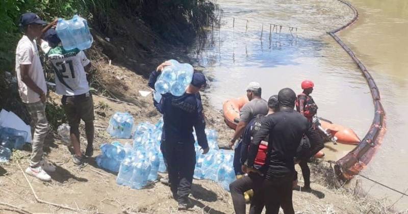 El Plan de Contingencia incluyó barreras de contención y limpieza de playas / Foto: cortesía Petroecuador
