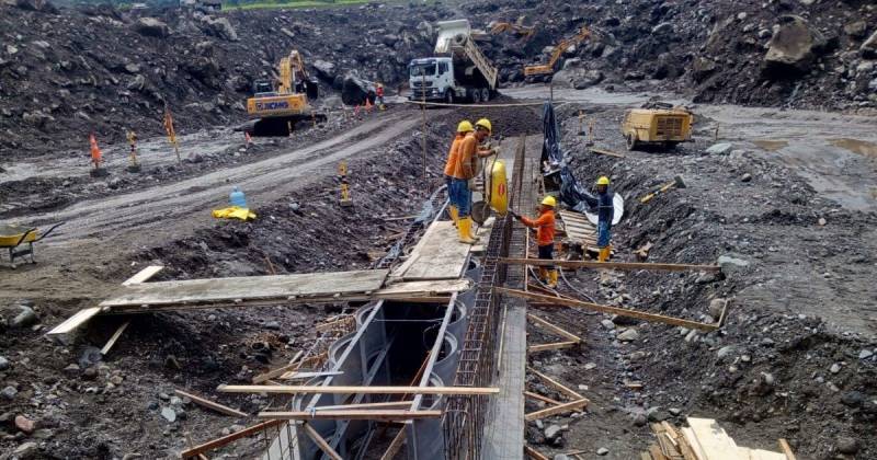 El dique permeable se construye a 7.8 kilómetros aguas abajo de la captación de la central / Foto: cortesía Celec