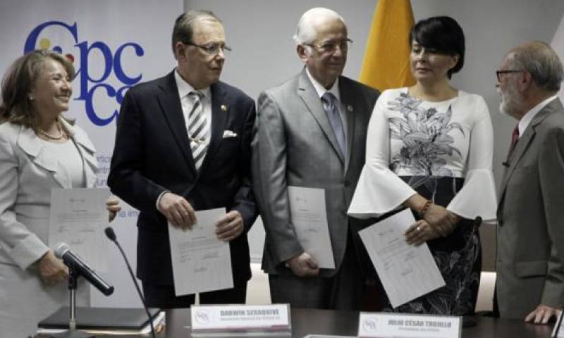 El momento en que los vocales transitorios son posesionados por Julio César Trujillo. Foto: El Comercio