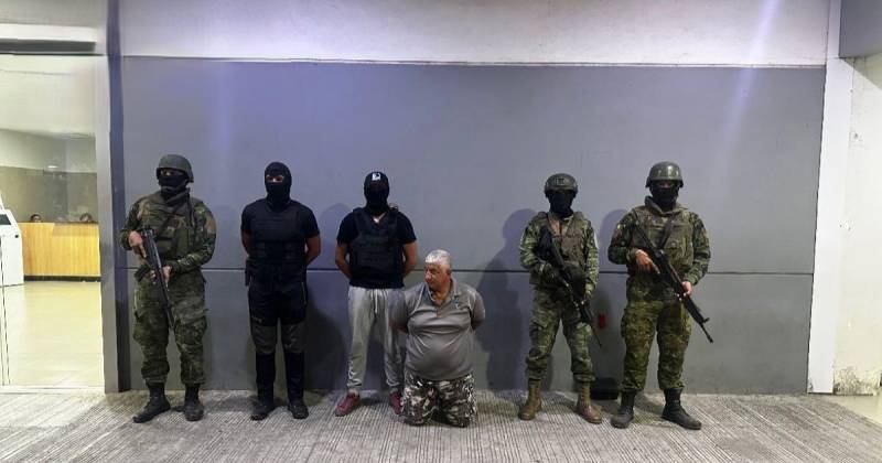 L. G. Briones M. y las evidencias fueron entregadas a las autoridades competentes para su procesamiento correspondiente / Foto: cortesía Ejército ecuatoriano