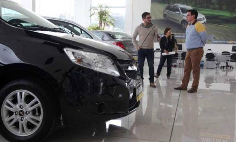 Un vehículo está gravado con cinco impuestos. Mientras más alto su precio, más tributa. Foto: El Comercio