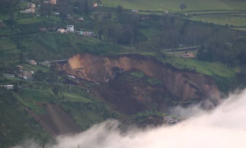 La noche ha impedido visualizar la magnitud de la tragedia que, según medios locales / Foto: EFE