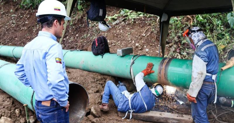 Técnicos de Petroecuador construyen la variante del SOTE en la zona del río Loco / Foto: cortesía Petroecuador