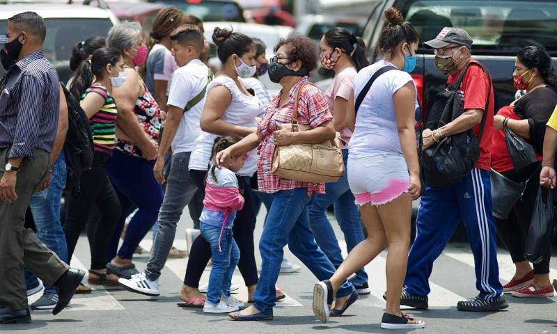 La cifra de decesos se reparte entre los 9.439 confirmados con pruebas PCR y los 4.553 probables por la enfermedad, indicó la cartera sanitaria en su parte oficial diario. Foto: EFE