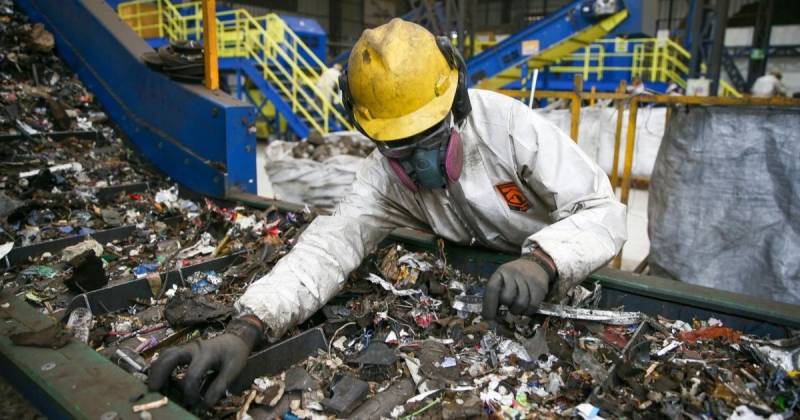 En el proceso de fragmentación, se muele la chatarra separando el material no ferroso, que va a la Planta Recuperadora de Residuos / Foto: EFE